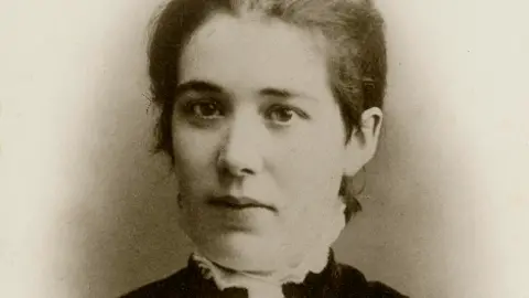 Black and white portrait picture of Sophia Morrison.