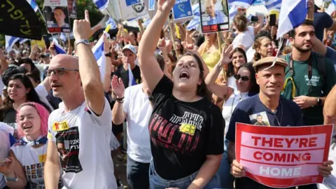 Crowds cheer in Tel Aviv