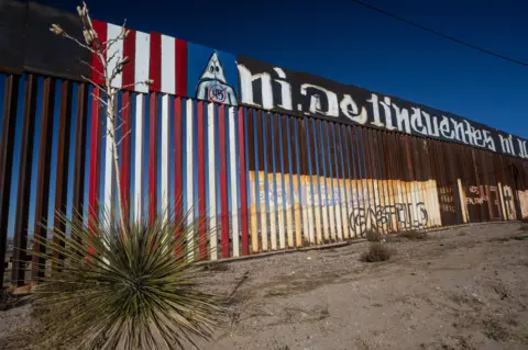 Alamy Border fence between El Paso and Juarez Chihuahua