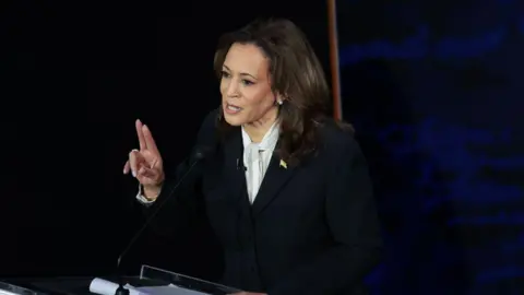 Getty Images Kamala Harris przemawia we wtorek podczas swojej pierwszej debaty prezydenckiej z Donaldem Trumpem