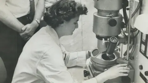 Getty Images June Almeida with her electron microscope at the Ontario Cancer Institute in Toronto in 1963