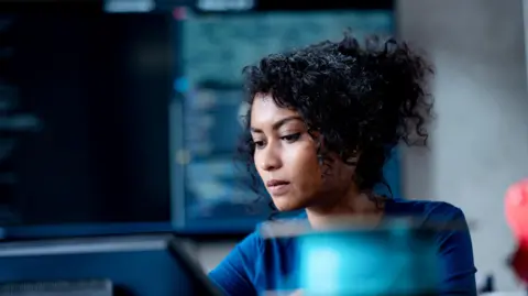 Getty Image Young Woman werkt aan een computer