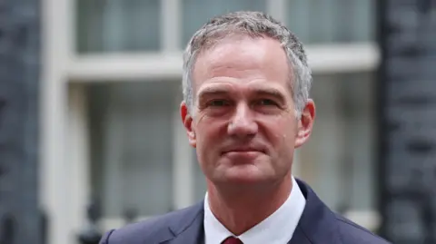La EPA ha dejado la reunión del gabinete en la calle Dowting en Kyle Kyle, Peter, Secretario de la Secretario de Ciencias, Innovación y Tecnología de la EPA. Tenía un pequeño y afilado cabello gris y llevaba un traje inteligente.