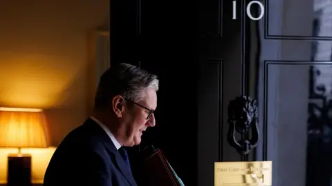 Starmer walks out of No 10
