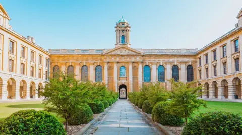 The quadrangle inside the Queen's College in Oxford. 