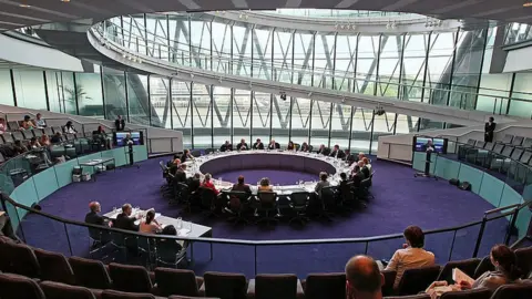 Getty Images Commisioner Sir Paul Stephenson meets with Mayor Boris Johnson and members of the Metropolitan Police Authority at City Hall