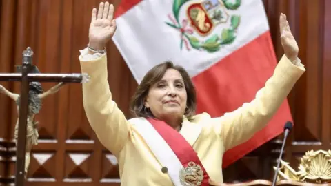 Getty Images Dina Boluarte greets members of the Congress after being sworn in as Peru's new leader, after Congress removes President Pedro Castillo in Lima, Peru on 7 December 2022