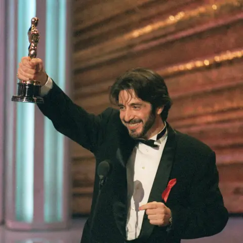 Getty Images Pacino di Academy Awards 1993 di mana ia memenangkan Oscar pertama dan satu-satunya untuk penampilannya dalam Scent of a Woman - ia tersenyum dan memegang patung itu tinggi-tinggi dengan satu tangan