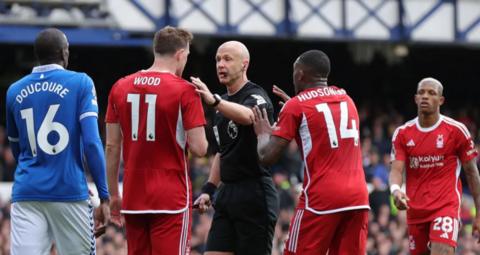 Nottingham Forest players complain to referee Anthony Taylor