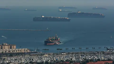 Getty Images / Los Angeles Times lots of ships off Los Angeles