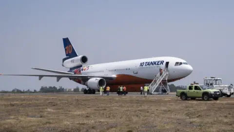 EPA Diez aviones cisterna estadounidenses en el aeropuerto Carriel Sur de Talcahuano, en la región del Bío Bío, Chile, 6 de febrero de 2023.