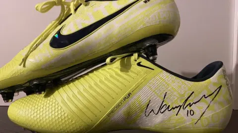 @AuctionForJordan Signed Wayne Rooney boots