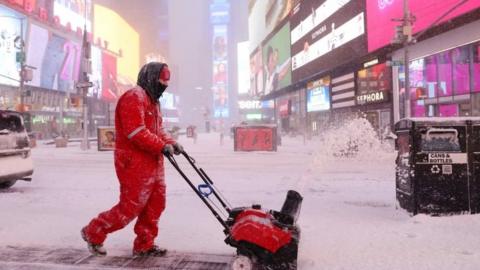 US East Coast Blanketed By 'bombogenesis' Snowstorm - BBC News