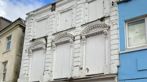 RAMSEY TOWN COMMISSIONERS Top half of Auldyn House in Parliament Street
