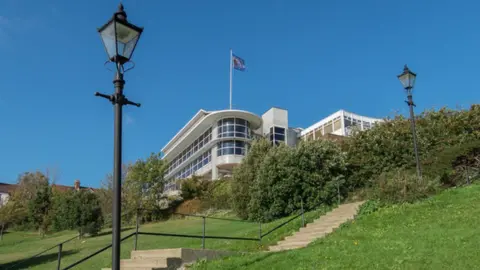 Geograph/Kim Fyson Cliffs Pavilion