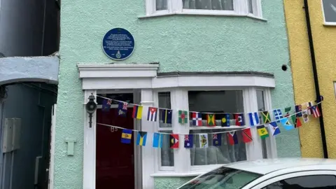 Abi Jaiyeola/BBC The plaque on a house