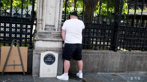 Alamy Live News A man appearing to urinate on PC Keith Palmer's memorial