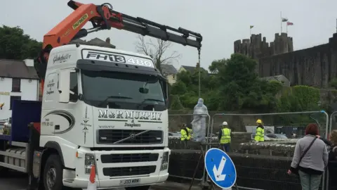 Statue being lowered onto plinth