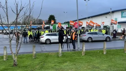 GMB Union A picket line outside Courtlands Road depot on 31 Dec