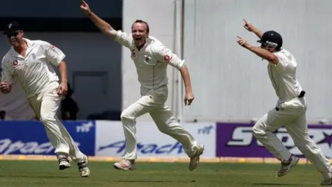 Getty Images Shaun Udal (centre) celebrates after taking the wicket of Sachin Tendulkar