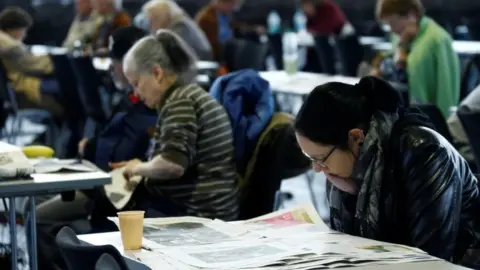 Reuters Evacuated people rest at a Frankfurt community hall (03 September 2017)