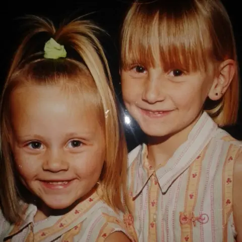 Family photo Emma-Jayne Magson with her older sister