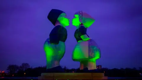 Tourism Ireland Global Greening  Kissing Couple XXXL Statue, Amsterdam,