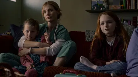 Netflix Jessica Chastain (centre)