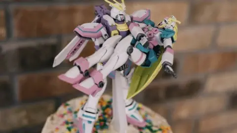 @gunplagyaru Gundam wedding cake topper