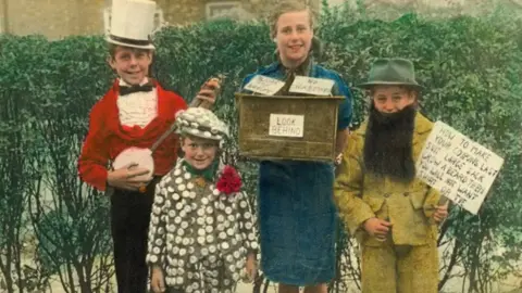 Cyril Sellars Cyril Sellars and his brother Dennis posing for a photo