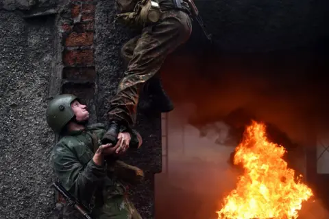 Sergei Gapon / AFP Belarus Interior Ministry troops soldiers take part in the qualifying examinations for the "Madder Beret" headdress in the village of Volovshchina, some 30 km west of Minsk, on 23 October, 2018