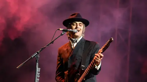Pete Doherty playing the guitar