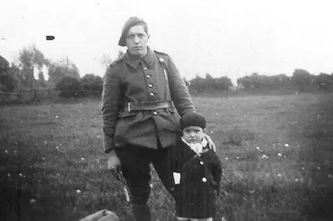 AFP/collection Gwenola Balmelle Marcel with a Resistance fighter