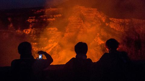 Warning against 'volcano tourism' risks - BBC News