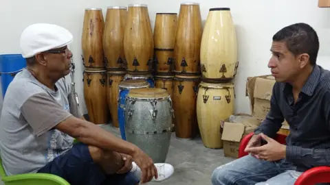 BBC Mundo Guapachá and Leandro Buzón in discussion in their percussion workshop