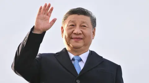 Grigory Sysoev/RIA Novosti/Pool/Anadolu via Getty Images Presidente da República Popular da China, Xi Jinping, chega para uma visita oficial para participar das celebrações do 80º aniversário da vitória da Rússia na Grande Guerra Patriótica de 1941-1945, em Moscou, Rússia, em 7 de maio de 2025