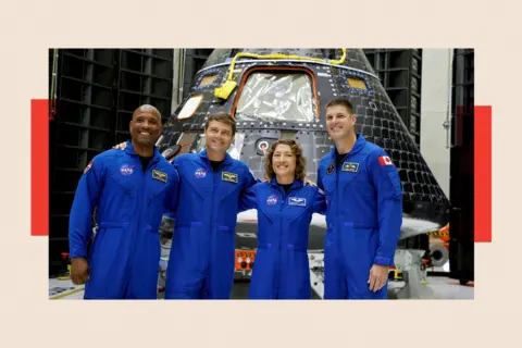 Reuters Empat Astronot berseragam biru NASA, tersenyum pada konferensi pers