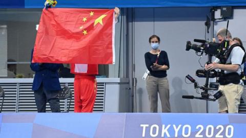 Swimmer raises Chinese flag at Tokyo Olympics