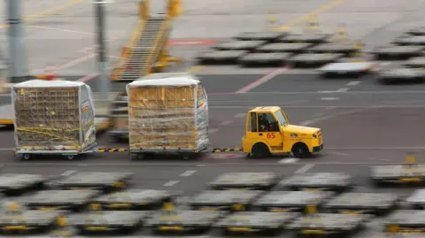 Getty Images Un vehículo transporta correo aéreo sobre los terrenos del centro de DHL en el aeropuerto de Leipzig el 7 de marzo de 2019 en Leipzig, Alemania.