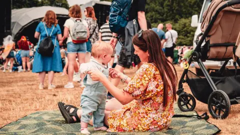 Louisa Mae Photography A mum and child on a blanket on the grass