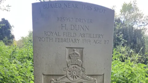An image of Harry Dunn's grave stone.