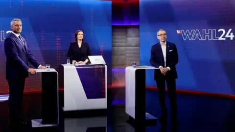 El canciller de Reuters y presidente del Partido Popular (OeVP), Karl Nehammer, y el presidente del Partido de la Libertad (FPOe), Herbert Kickl, esperan el inicio de un debate televisivo en Viena, Austria, el 23 de septiembre de 2024.