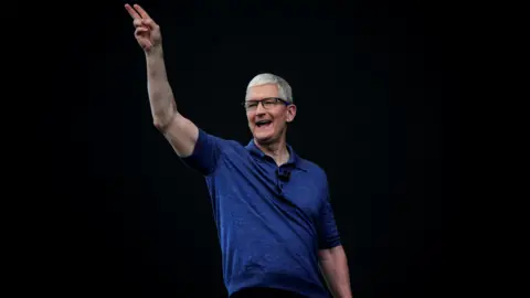 O CEO da Apple, Tim Cook, é retratado no palco da WWDC 2024