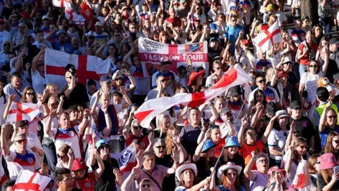 Getty Images England fans participate in walking with fans to the stadium before the Ladies Ladies semi -finals of the Ladies 2025 between England and Italy. He wears the mostly packed crowds in England and some wearing England's hats and waving England's major ties.