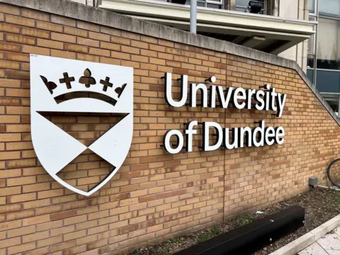 BBC A sign saying University of Dundee attached to a brick wall