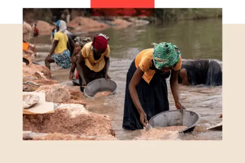 Pictures gave people work in Lukushhi River in the Congo Democratic Republic