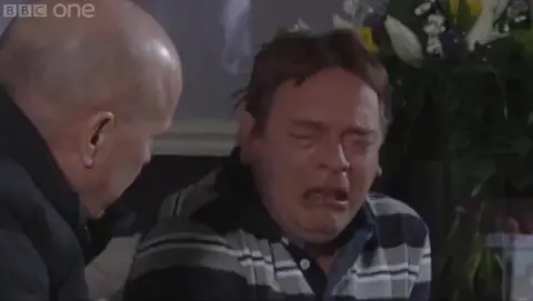 Ian Beale menangis 