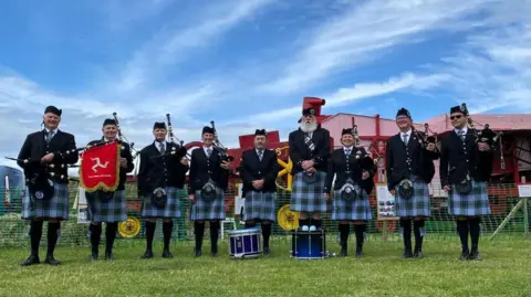Ellan Vannin Pipes & Drums Members of Ellan Vannin Pipes and Drums in Manx tartan