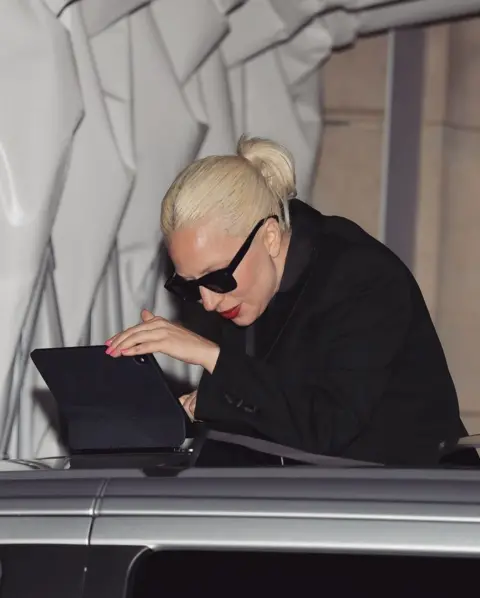 ladygagarazzii / Instagram Lady Gaga speelt met haar laptop terwijl ze nieuwe muziek speelt voor fans