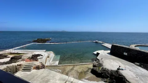 BBC La Vallette bathing pool in Guernsey is a large sea pool set in front of the open sea. The site is comprised of concrete and natural stone.